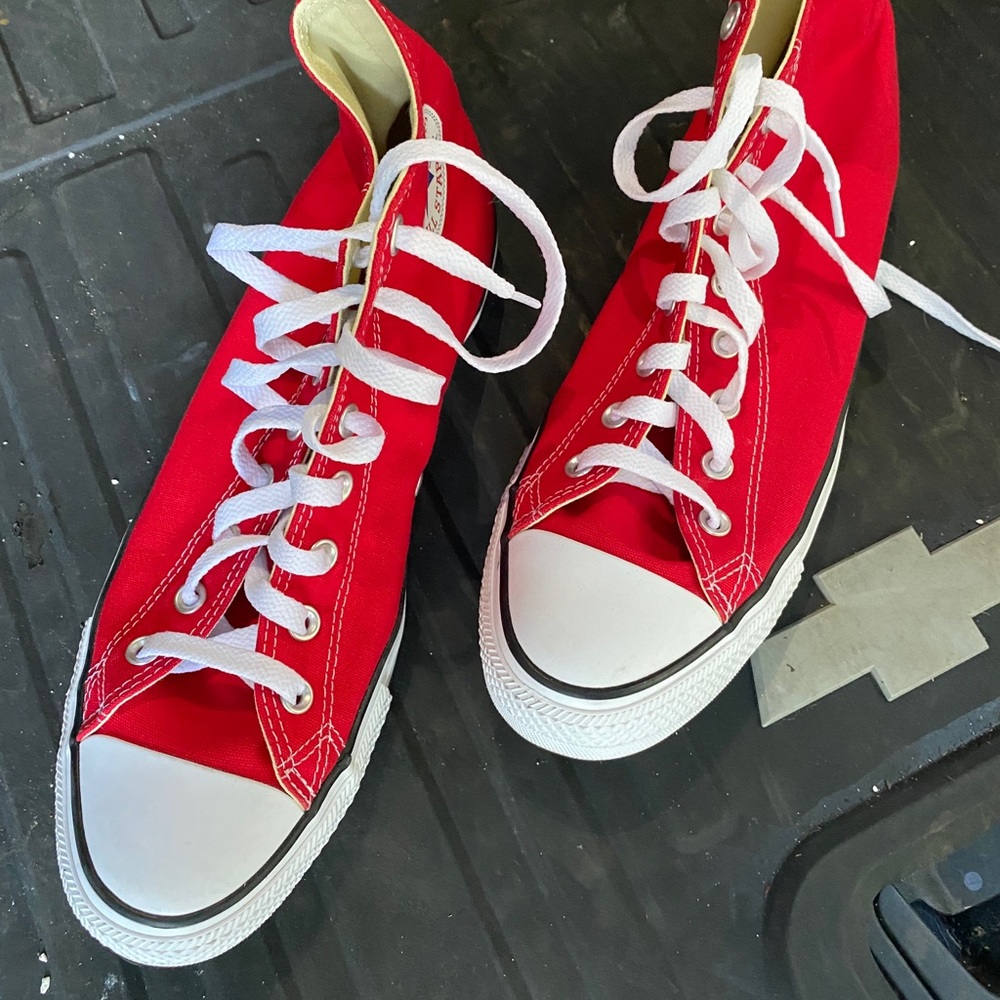 Men’s red high top converse